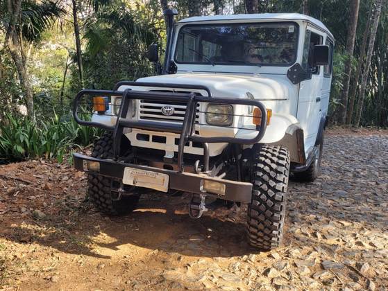 TOYOTA BANDEIRANTE 3.7 BJ50LV 4X4 TETO RIGIDO DIESEL 2P MANUAL